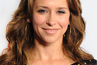 Jennifer-love-hewitt-hair-and-makeup-styles-side